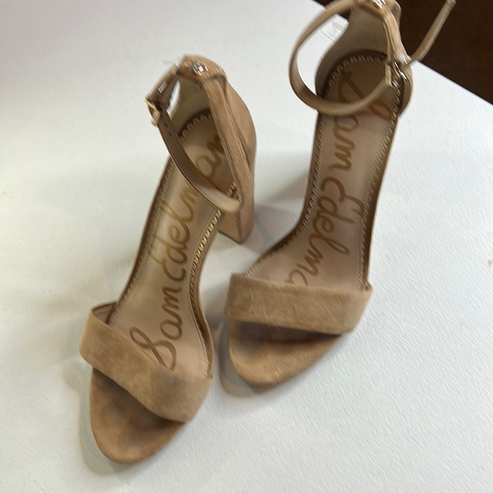 A pair of beige heels 7.5
